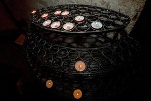 bougies votives église flammes blanches photo