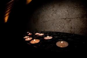 bougies votives église flammes blanches photo