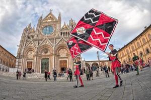 Sienne, Italie - 25 mars 2017 - défilé traditionnel des agitateurs de drapeaux photo