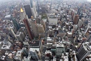 vue aérienne du paysage urbain de new york manhattan le jour brumeux photo