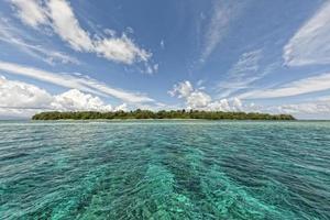 île paradisiaque tropicale turquoise de siladen photo
