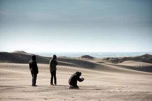 dunes de sable de la plage du désert par jour venteux photo