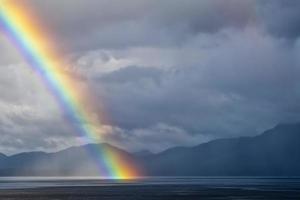 un arc-en-ciel descendant sur la mer d'Alaska photo