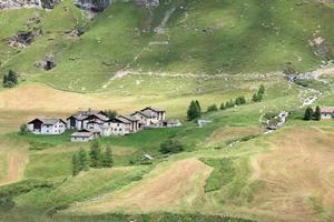 village de montagne suisse aux beaux jours d'été photo