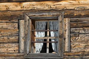 vieille fenêtre de maison de cabane en bois photo