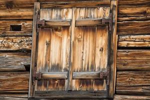 vieille fenêtre de cabane en bois photo