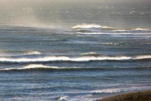 vagues de l'océan atlantique en patagonie photo