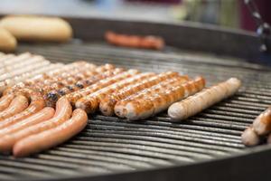 Wurstel allemand différent sur le barbecue photo