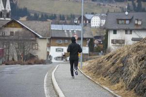 homme qui court sur une route de montagne photo