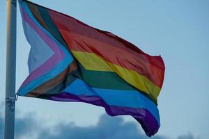 paix arc-en-ciel lgbtq waving flag à provincetown massachussetts photo