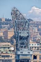 panorama de paysage urbain de la ville de gênes depuis le port de la mer photo