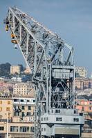 panorama de paysage urbain de la ville de gênes depuis le port de la mer photo