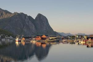 vue sur le fjord de l'île de lofoten en norvège au coucher du soleil photo