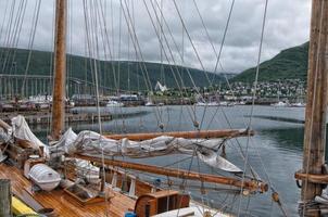 vue sur le port de tromsø photo