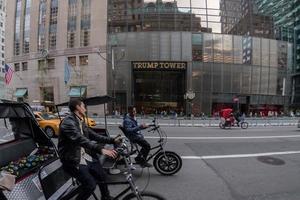 new york - usa - 21 avril 2017 personnes au symbole de la nouvelle ville de la tour d'atout photo