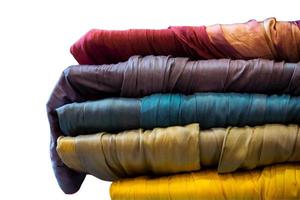 tissus et textiles multicolores sur le marché. photo