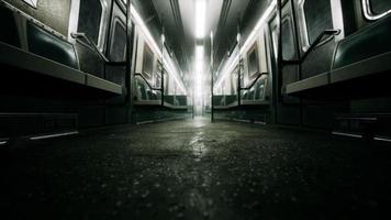 rame de métro en métal vide 8k à chicago urbain photo