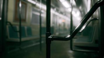 rame de métro en métal vide 8k à chicago urbain photo