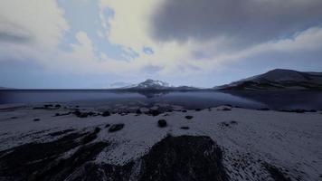 paysage spectaculaire de la chaîne de montagnes rocheuses recouverte de neige photo