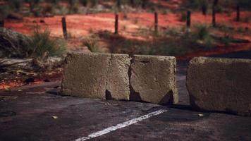 vieux blocs de barrière de route en béton rouillé photo