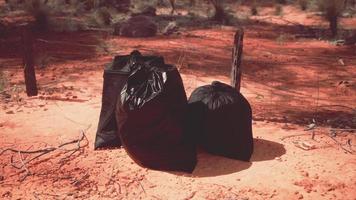 gros plan de sacs poubelle pleins sur le sable photo