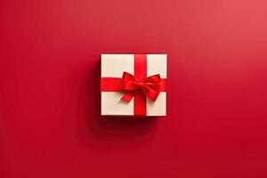 photo d'une boîte cadeau avec un arc rouge et des coeurs sur fond rouge