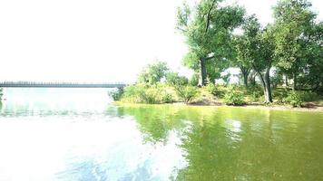 beau lac jardin avec reflet photo