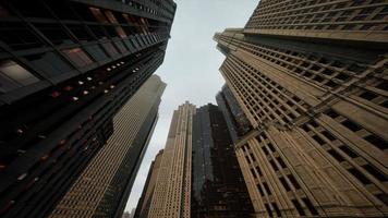 vue de dessous du gratte-ciel moderne dans le quartier des affaires photo