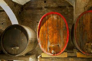 tonneau de vin dans une cave en toscane, italie photo