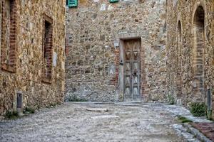 san quirico maisons médiévales mur de pierre photo