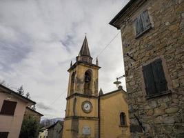 ancienne église du village médiéval de frassinedolo dans la vallée autour de la pierre de bismantova près de castelnovo ne monti photo