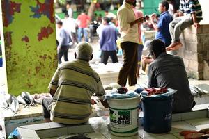 homme, maldives - 4 mars 2017 - personnes achetant au marché aux poissons photo