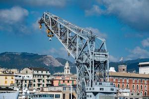 panorama de paysage urbain de la ville de gênes depuis le port de la mer photo