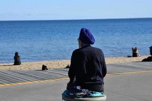 melbourne, australie - 14 août 2017 - les gens se détendent sur st. kilda la plage photo