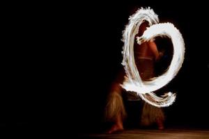 foyer d'amour fait par les flammes du danseur photo