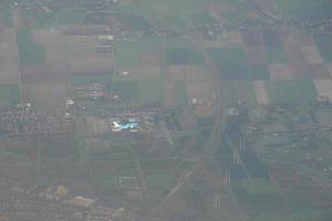 avion sur les champs cultivés d'amsterdam paysage panoramique aérien lors de l'atterrissage photo