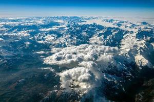 vue aérienne des alpes depuis un avion photo