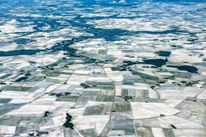 champs cultivés couverts de neige panorama aérien photo