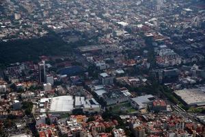 paysage de panorama aérien de la ville de mexico depuis un avion photo