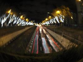 embouteillage à madrid castilla place la nuit avec des pistes de feux de voiture photo