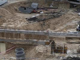 grand chantier de construction vaste dans la gare de chamartin madrid photo