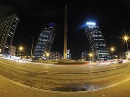 embouteillage à madrid castilla place la nuit avec des pistes de feux de voiture photo