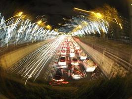 embouteillage à madrid castilla place la nuit avec des pistes de feux de voiture photo