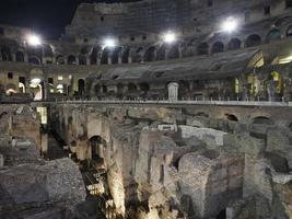 colisée à rome, italie vue intérieure la nuit, 2022 photo