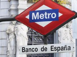 La station de métro Banco de Espana signe à madrid espagne photo