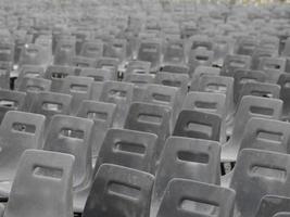 De nombreuses chaises avant la messe du pape françois sur la place saint pierre du vatican rome vue extérieure photo