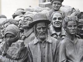 rome, italie - 25 novembre 2022, sculpture du monument des migrants à la place du vatican st. place saint pierre à rome photo