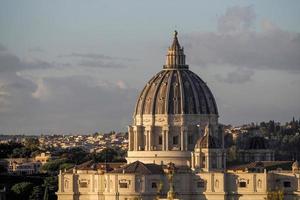 dôme de l'église saint-pierre au vatican, vue du lever du soleil depuis la colline du gianicolo photo