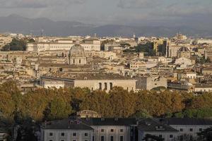 panorama de rome au coucher du soleil depuis gianicolo photo