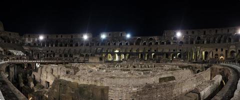 colisée à rome, italie vue intérieure la nuit, 2022 photo